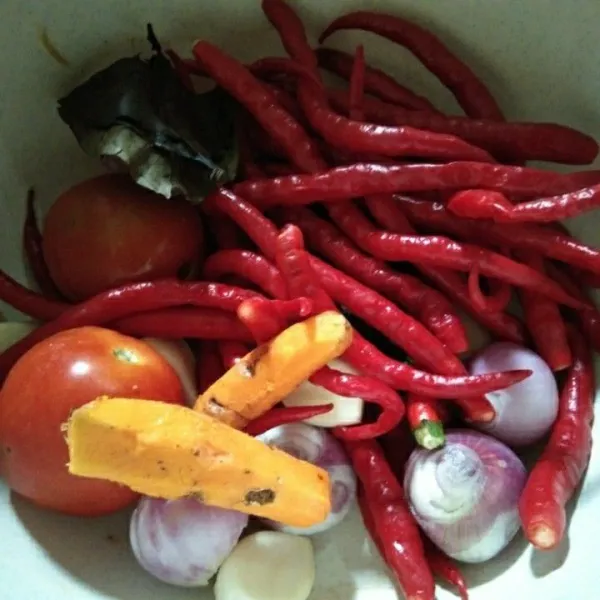 Siapkan bumbu halus, haluskan bawang merah, bawang putih, cabe merah keriting, kemiri sangrai, tomat dan kunyit