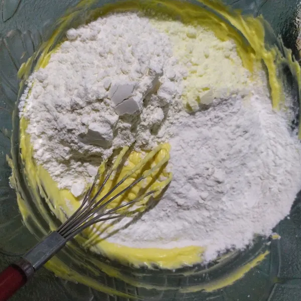 Tambahkan susu bubuk, tepung maizena, dan tepung terigu sedikit demi sedikit. Aduk menggunakan spatula kemudian uleni menggunakan tangan hingga kalis.