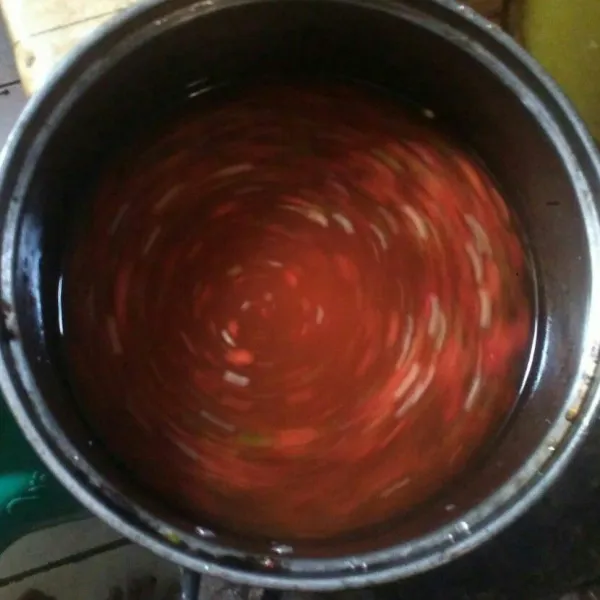 Masak bumbu halus, gula dan garam sampai matang, lalu saring