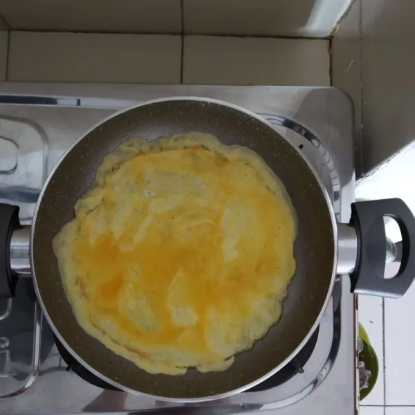 Goreng telur lalu sisihkan