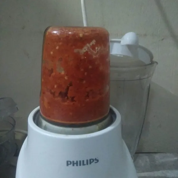 Blender semua bahan bumbu halus.