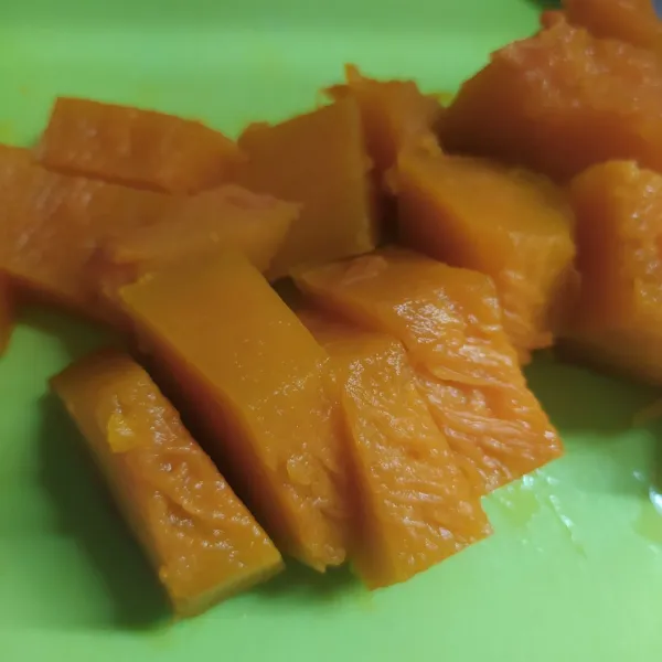 Kukus labu madu sampai matang