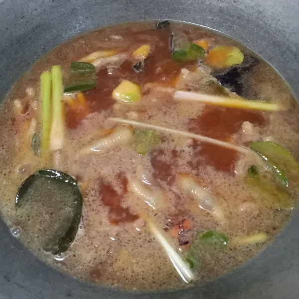 Tambahkan kecap manis, garam, kaldu bubuk dan lada bubuk, minyak wijan, aduk rata, diamkan hingga mendidih.