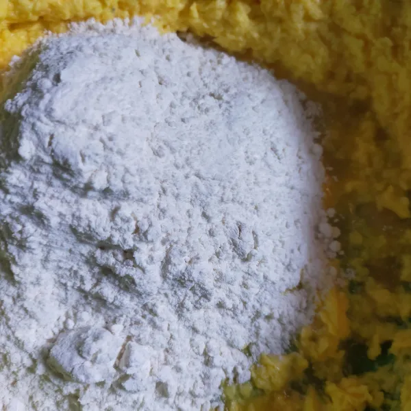 Kocok telur dan margarin hingga rata. Masukkan terigu lalu uleni