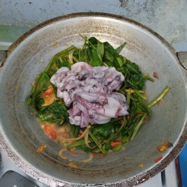 Masukkan cumi. Tambahkan saos tiram. Aduk rata. Masak sampai cumi berubah warna. Icip rasa. Angkat dan sajikan.