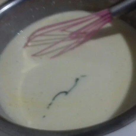 Masukkan telur dan pasta pandan, aduk rata.
