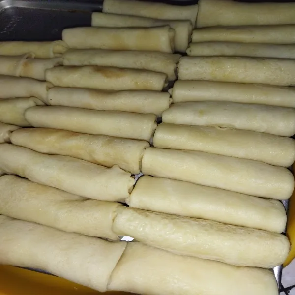Lakukan hingga kulit risol diisi bahan isian.