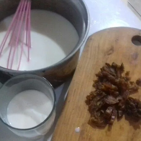 Siapkan bahan isian : cairkan maizena dan terigu dengan sebagian susu cair.