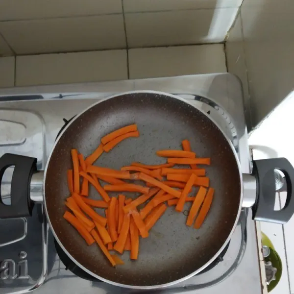 Masukkan wortel tumis sampai matang beri garam lalu sisihkan