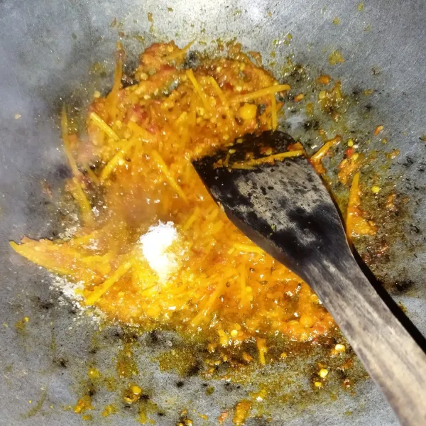 Lalu masukkan wortel, beri air sekitar 75 ml, lalu masak hingga wortel setengah matang,  lalu beri garam, kaldu bubuk, lada bubuk dan gula pasir, aduk rata.