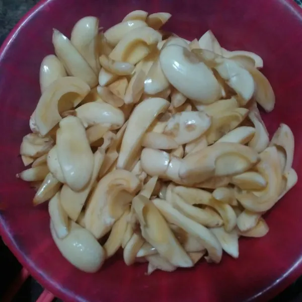 Potong salak menjadi beberapa bagian