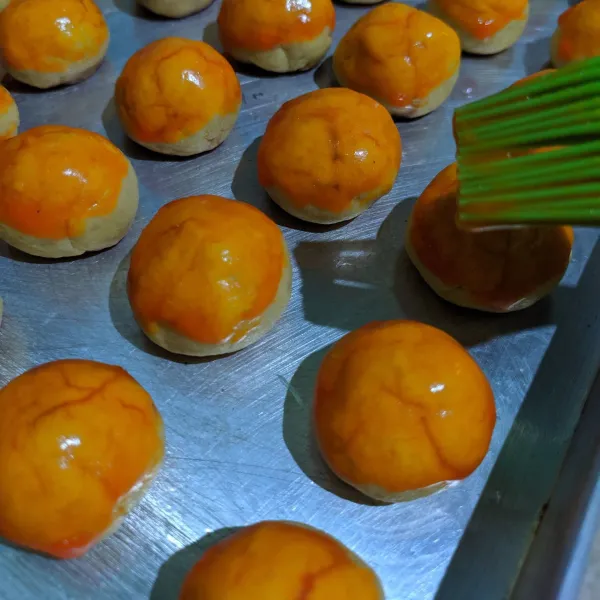 Diamkan hingga dingin. Olesi dengan bahan olesan. Yaitu campuran kuning telur, minyak goreng dan pewarna makanan. Oven kembali kurang lebih 10 menit. Angkat lalu diamkan hingga suhu ruang. Sajikan.