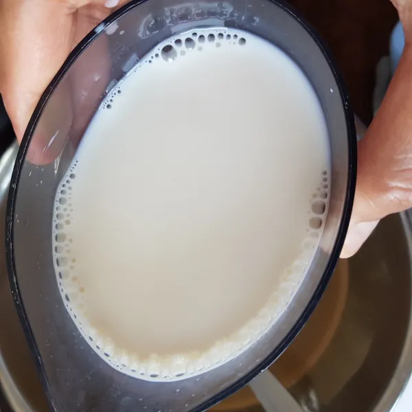Kemudian tambahkan susu cair full cream, aduk kembali hingga tercampur rata.