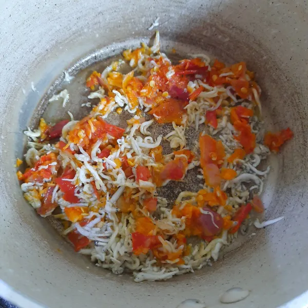 Masukkan bumbu halus. Masak hingga bumbu harum dan matang.