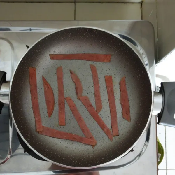 Goreng smoke beef lalu sisihkan