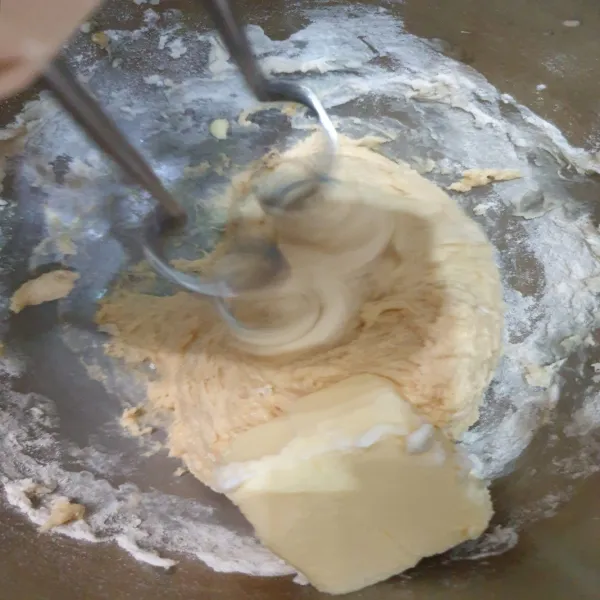 Masukkan butter atau margarine lalu di mixer kembali selama 15 menit