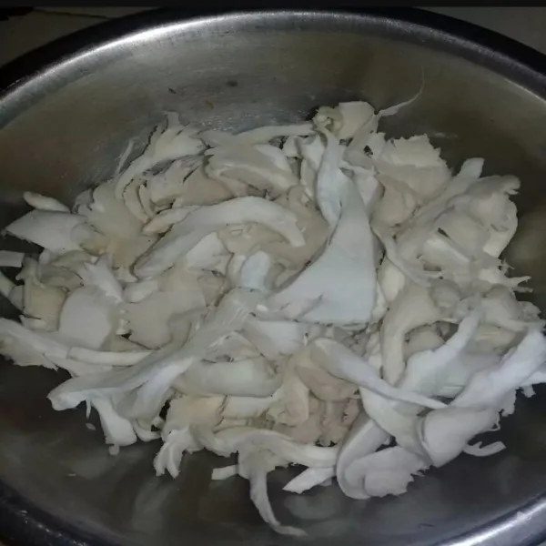 Siapkan jamur tiram, lalu suwir- suwir sesuai selera, kemudian bilas dengan air.
