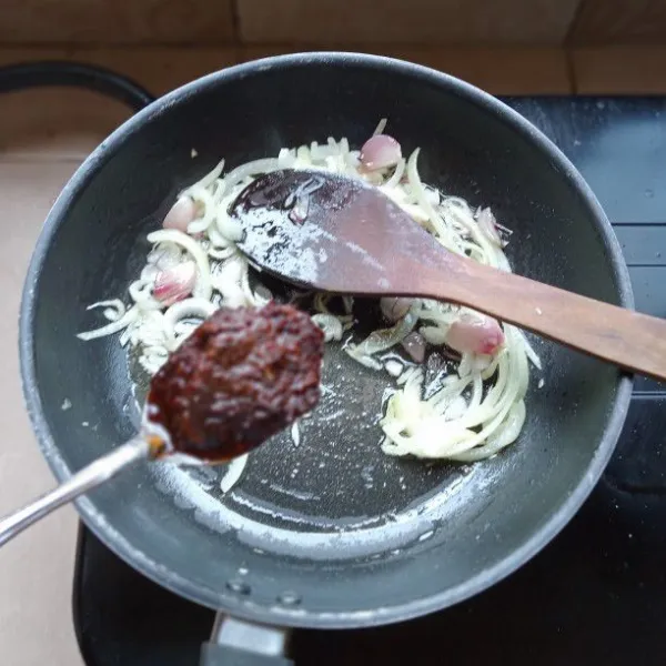 Beri bumbu halus dan tumis sebentar saja