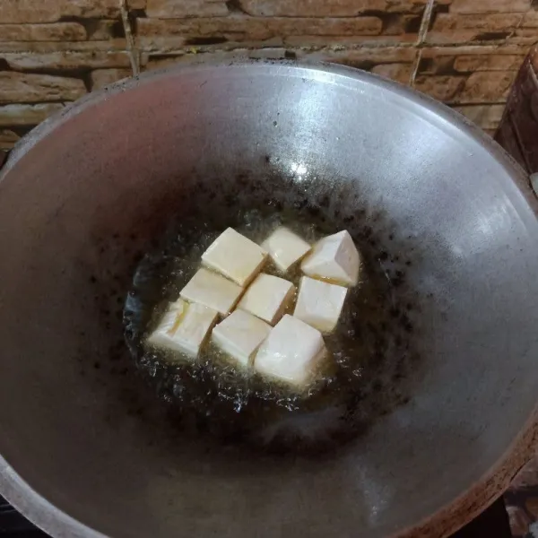 Goreng tahu setengah matang.