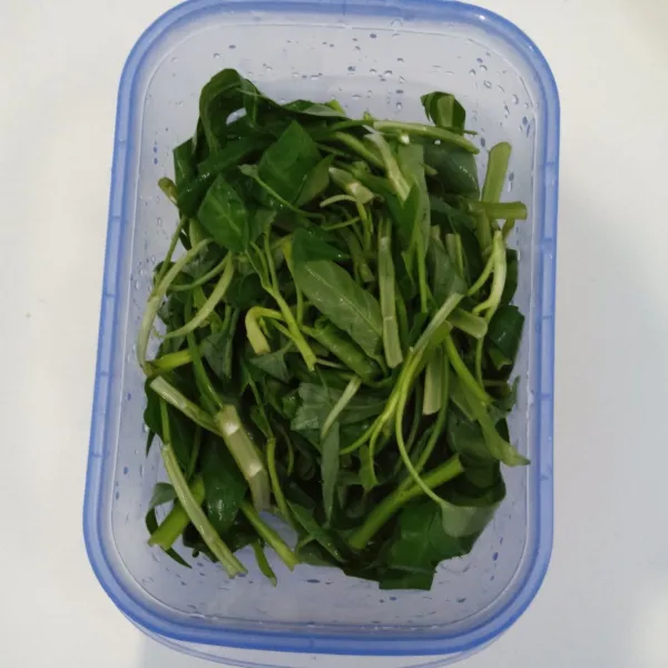Siapkan kangkung. Belah menjadi dua. Kemudian potong-potong.