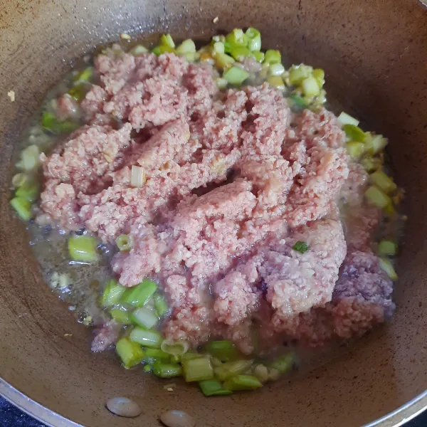 Masukkan daging cincang. Masak hingga berubah warna.