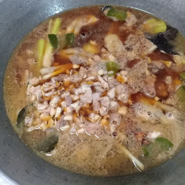 Masukkan ceker dan potongan ayam, masak hingga air meresap.