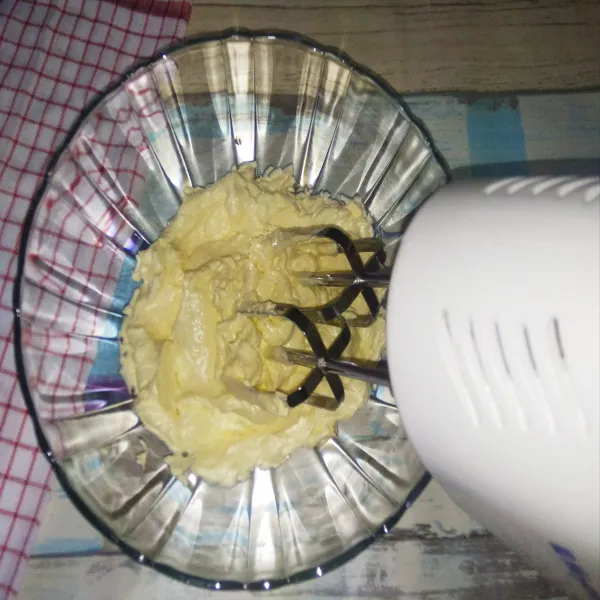 Mixer margarin, gula, kuning telur dan soda kue secara bersamaan hingga pucat.