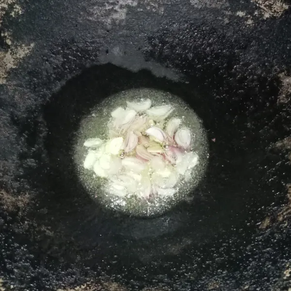 Iris tipis bawang merah dan bawang putih, lalu tumis hingga harum.