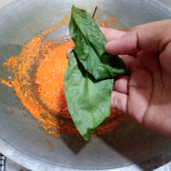 Tumis bumbu halus hingga harum tambahkan daun salam dan gula merah. Tumis hingga air susut tuang minyak aduk rata hingga bumbu harum