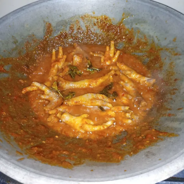 Tambahkan gula, garam, dan kaldu jamur aduk rata. Biarkan bumbu mengental matikan api.