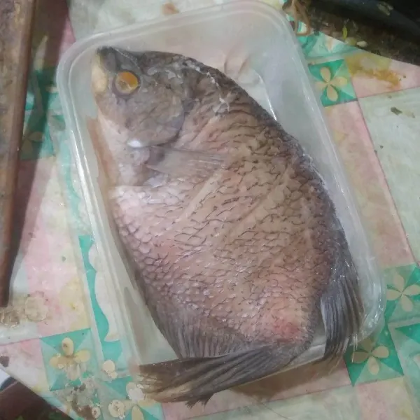 Bersihkan ikan, kerat-kerat kemudian cuci beraih. Lumuri dengan air jeruk nipis. Diamkan selama 10 menit lalu cuci kembali.