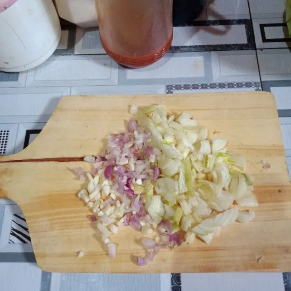 Cincang bawang hingga kecil-kecil.