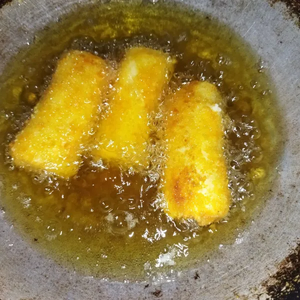 Jika akan digoreng, panaskan minyak secukupnya, jika minyak sudah panas, goreng risol hingga kekuningan, angkat lalu sajikan dengan dicocol saus sambal.