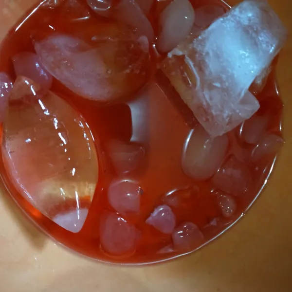 Kemudian tuang sirup cocopandan.