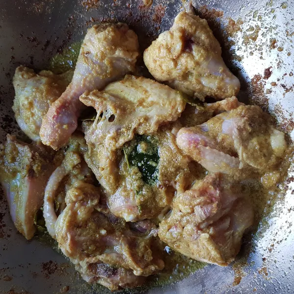 Masukkan potongan ayam, aduk rata dan masak hingga ayam berubah warna.