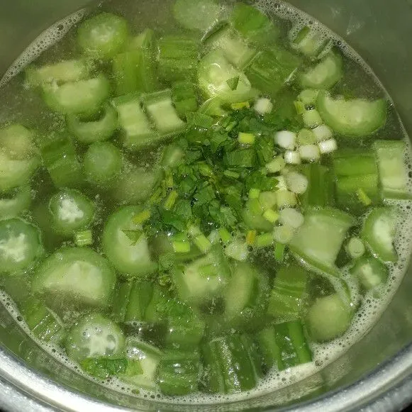 Setelah oyong setengah matang, masukkan bihun, bumbu dasar putih, daun bawang, dan seledri.