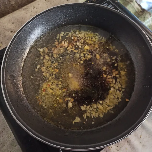 Masukkan air, saus tiram dan kecap manis, masak hingga mendidih.