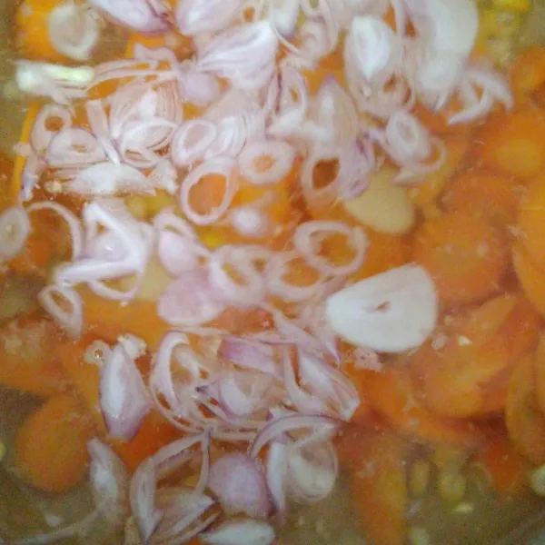 Masukkan bawang merah, bawang putih yang sudah diiris, dan juga kunci geprek.