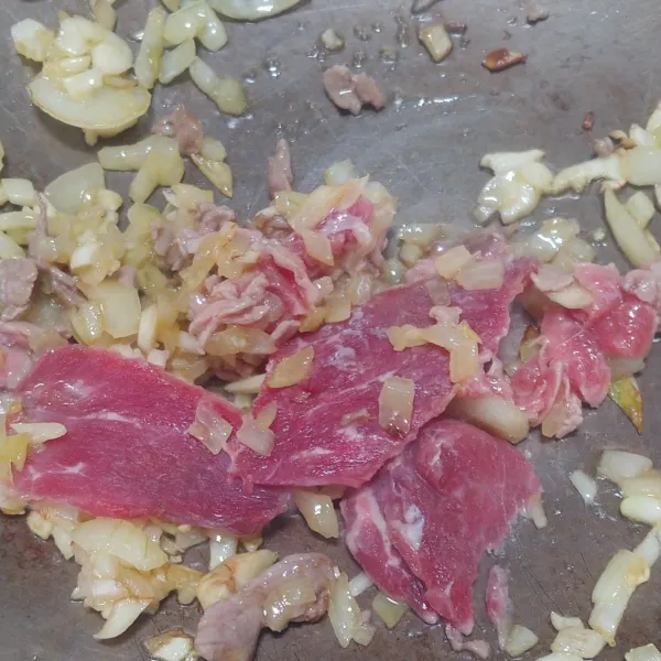 Masukan daging sapi, masak daging sampai berubah warna