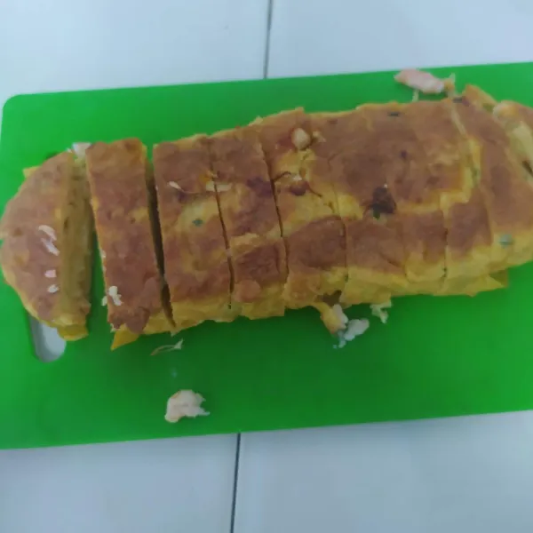 Biarkan dingin, kemudian potong-potong.