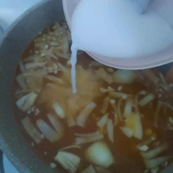 Tambahkan larutan tepung tapioka/ maizena. Aduk rata. Masak sampai saos mengental dan meletup-letup. Matikan kompor. Sajikan telur dadar bersama saosnya.