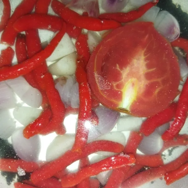 Potong-potong cabe merah keriting, bawang merah, bawang putih dan tomat, lalu rebus sebentar saja.