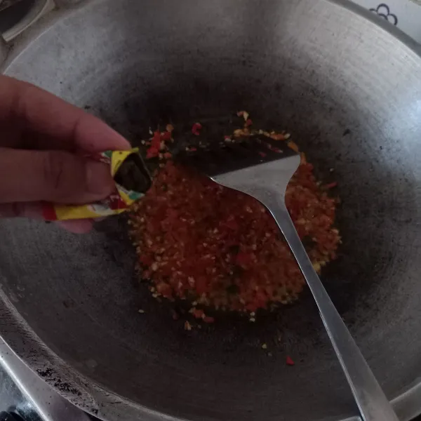 Masukkan terasi udang, oseng rata sampai harum dan matang.