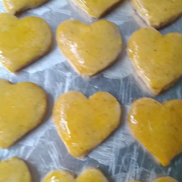 Oven lagi dengan api paling kecil hingga permukaan kuning telurnya kering dan set.