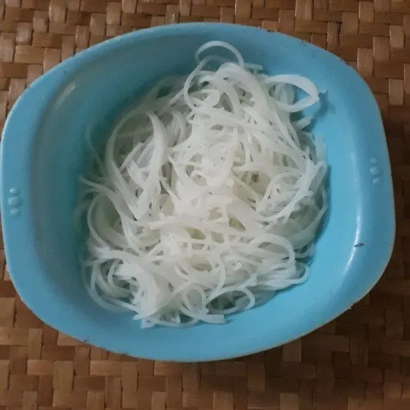 Rendam bihun hingga mengembang, lalu tiriskan.