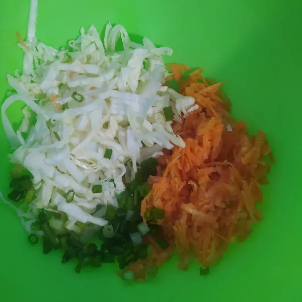 Siapkan bahan sayur, potong sesuai selera.