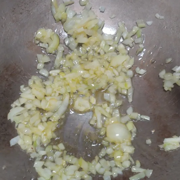 Panaskan butter lalu tumis bawang bombay sampai harum dan layu, lalu masukan bawang putih sambil terus diaduk.