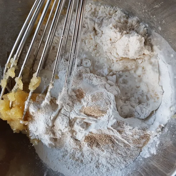 Kemudian masukkan tepung beras, tepung terigu dan ragi instan.
