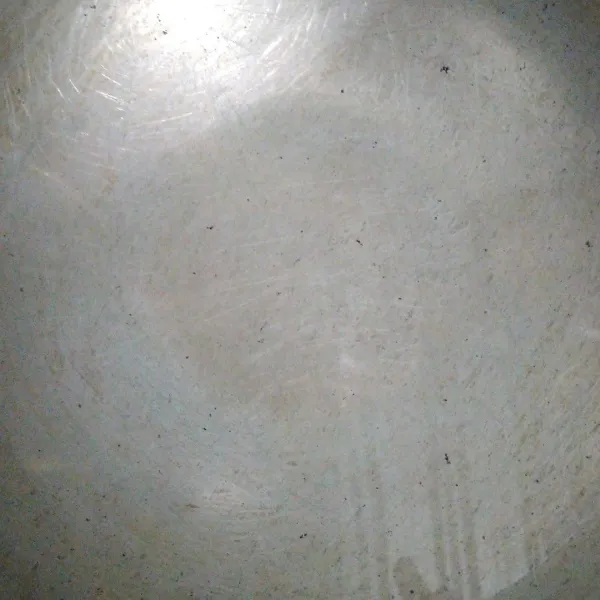 Didihkan air dalam panci.