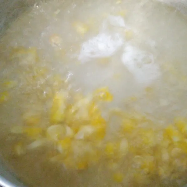 Masukkan jagung, rebus hingga empuk.
